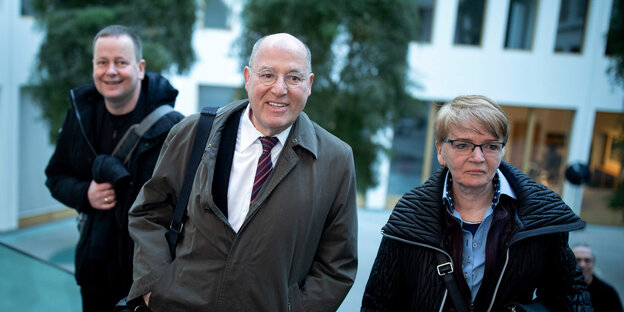 Klaus Lederer, Gregor Gysi und Gabi Zimmer laufen zusammen auf ein Gebäude zu Klaus Lederer, Gregor Gysi und Gabi Zimmer laufen zusammen auf ein Gebäude zu