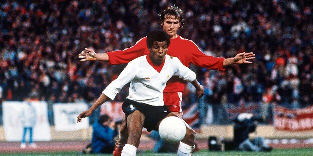 Howard Gayle spielt den Fußball Howard Gayle spielt den Fußball