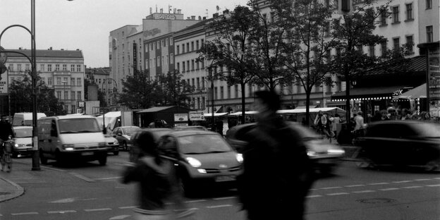 Eine Straßenecke mit Ampel und viel Verkehr und Fußgängern Eine Straßenecke mit Ampel und viel Verkehr und Fußgängern