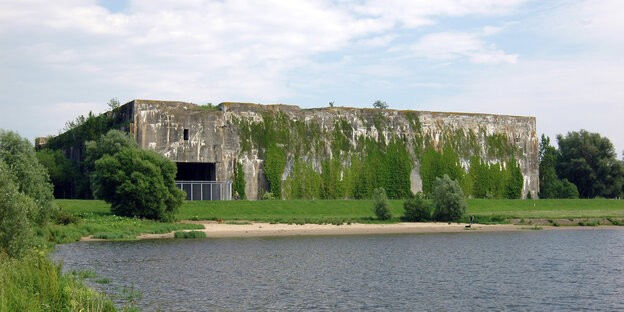 Die Westseite des Bunkers Valentin. Die Westseite des Bunkers Valentin.