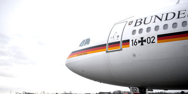 Die Spitze einer Maschine der Flugbereitschaft mit einer schwarz-rot-gelben Banderole Die Spitze einer Maschine der Flugbereitschaft mit einer schwarz-rot-gelben Banderole