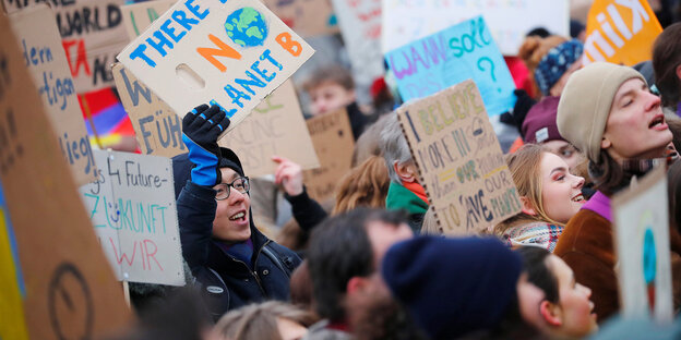 Schülerinnen und Schüler protestieren mit Plakaten für den Klimaschutz Schülerinnen und Schüler protestieren mit Plakaten für den Klimaschutz