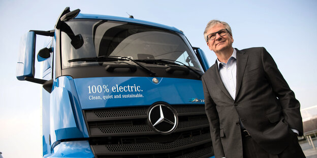 DaimlerVorstand vor einem Eletro-Lkw