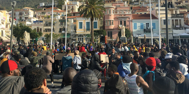 Menschen demonstrierten in der Inselhauptstadt Vathy gegen die Lebensumstände im Registrierlager auf Samos Menschen demonstrierten in der Inselhauptstadt Vathy gegen die Lebensumstände im Registrierlager auf Samos