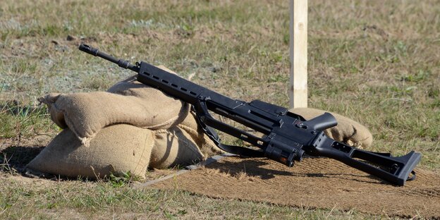 Abgelegtes Gewehr am Rand einer Wiese Abgelegtes Gewehr am Rand einer Wiese