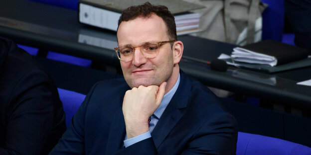 Jens Spahn sitzt zufrieden im Bundestag Jens Spahn sitzt zufrieden im Bundestag