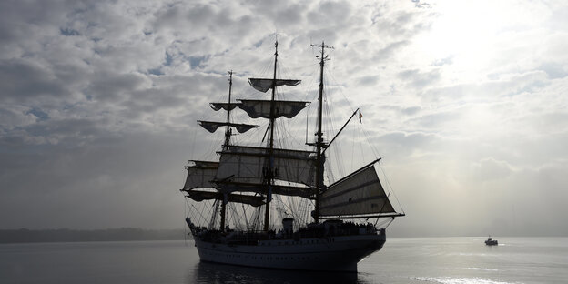 gorch fock segelschulschiff segelt auf dem meer gorch fock segelschulschiff segelt auf dem meer