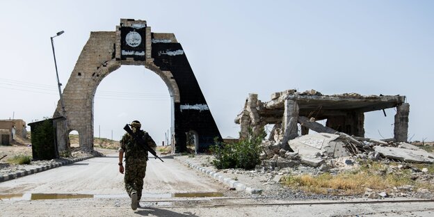 kurdischer kämpfer läuft auf tor zu kurdischer kämpfer läuft auf tor zu