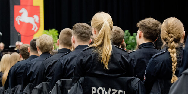 Junge Polizeianwärter sitzen bei einem Festakt zur Vereidigung in der Swiss Life Hall. Junge Polizeianwärter sitzen bei einem Festakt zur Vereidigung in der Swiss Life Hall.