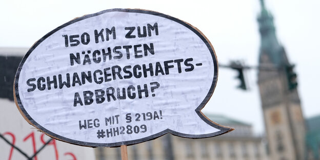 Ein Demo-Schild mit der Aufschrift "150km zum nächsten Schwangerschaftsabbruch? Weg mit §219". Ein Demo-Schild mit der Aufschrift "150km zum nächsten Schwangerschaftsabbruch? Weg mit §219".