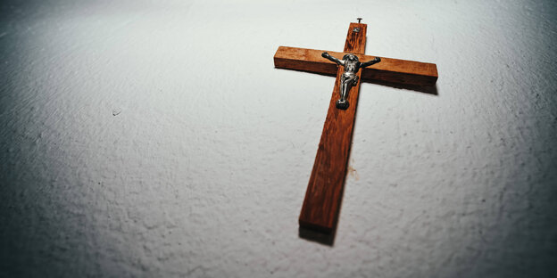 Ein Holzkreuz an einer Wand Ein Holzkreuz an einer Wand