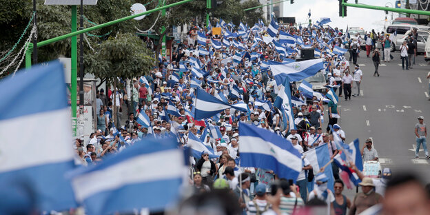 Demonstranten mit nicaraguanischen Nationalfahnen Demonstranten mit nicaraguanischen Nationalfahnen