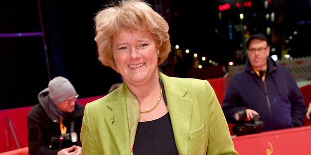 Frau posiert vor Fotografen bei dem Filmfestival Berlinale Frau posiert vor Fotografen bei dem Filmfestival Berlinale