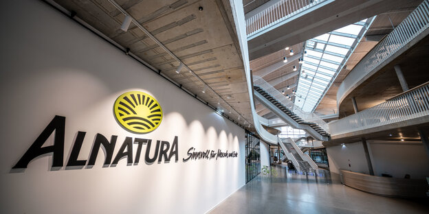Ein großes Firmenlogo im Eingangsbereich des Verwaltungsgebäudes von Alnatura in Darmstadt. Ein großes Firmenlogo im Eingangsbereich des Verwaltungsgebäudes von Alnatura in Darmstadt.