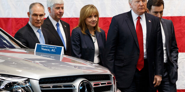 Trump steht neben einem Mercedes Trump steht neben einem Mercedes