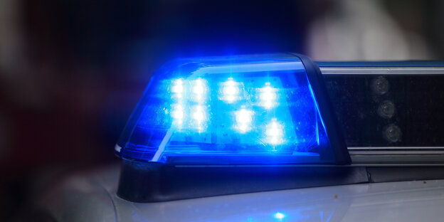 blaulicht auf polizeiauto in nacht blaulicht auf polizeiauto in nacht