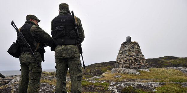 Zwei Grenzwächter stehen an der norwegisch-russichen Grenze Zwei Grenzwächter stehen an der norwegisch-russichen Grenze