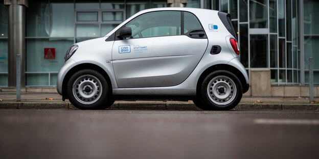Ein silbernes Auto von Car2Go steht auf dem Asphalt. Ein silbernes Auto von Car2Go steht auf dem Asphalt.