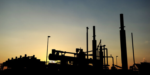 Silhouette einer Gasförderungsanlage vor Abendhimmel. Silhouette einer Gasförderungsanlage vor Abendhimmel.