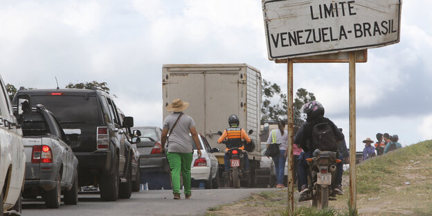 Fahrzeugstau am Grenzübergang von Venezuela nach Brasiliender Grenze Fahrzeugstau am Grenzübergang von Venezuela nach Brasiliender Grenze