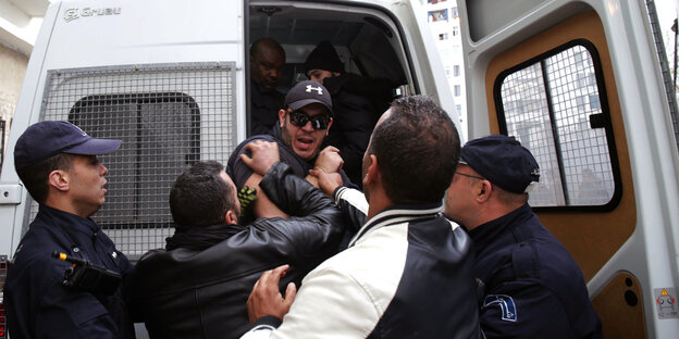 22.02.2019, Algerien, Algiers: Algerische Polizisten verhaften einen Demonstranten bei Protesten gegen die Kandidatur des algerischen Präsidenten Bouteflika für eine fünfte Amtszeit. 22.02.2019, Algerien, Algiers: Algerische Polizisten verhaften einen Demonstranten bei Protesten gegen die Kandidatur des algerischen Präsidenten Bouteflika für eine fünfte Amtszeit.
