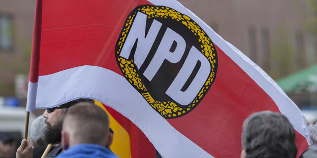 Auf einer Demo weht eine NPD-Flagge Auf einer Demo weht eine NPD-Flagge