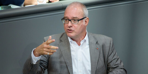Matthias Birkwald (Die Linke), Bundestagsabgeordneter, spricht bei einer Plenarsitzung des Deutschen Bundestages Matthias Birkwald (Die Linke), Bundestagsabgeordneter, spricht bei einer Plenarsitzung des Deutschen Bundestages