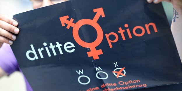 Ein Plakat mit der Aufschrift "Dritte Option" Ein Plakat mit der Aufschrift "Dritte Option"