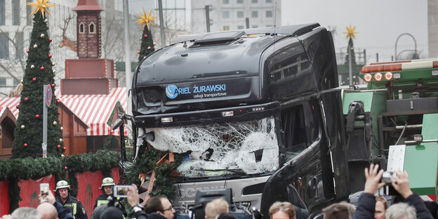lkw mit zerbrochener frontscheibe zwischen menschen auf dem berliner breitscheidplatz nach dem terroranschlag lkw mit zerbrochener frontscheibe zwischen menschen auf dem berliner breitscheidplatz nach dem terroranschlag