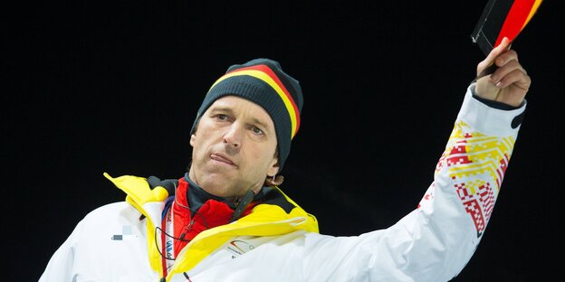 Werner Schuster mit einer Deutschland-Flagge in der Hand Werner Schuster mit einer Deutschland-Flagge in der Hand
