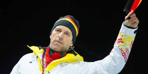 Werner Schuster mit einer Deutschland-Flagge in der Hand