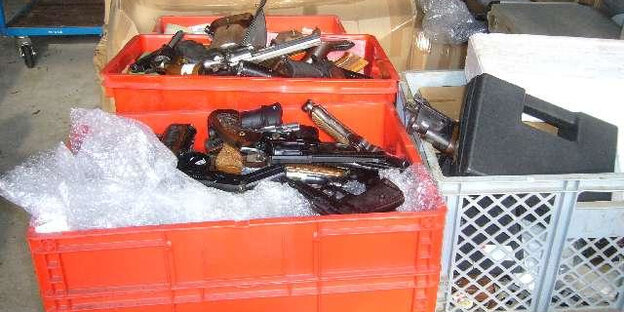 Zwei Kisten voller Schusswaffen Zwei Kisten voller Schusswaffen