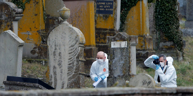 Tatortuntersuchung auf einem Friedhof Tatortuntersuchung auf einem Friedhof