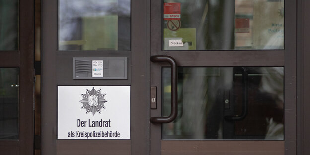 Eingangstür Polizeibehörde in Detmold Eingangstür Polizeibehörde in Detmold
