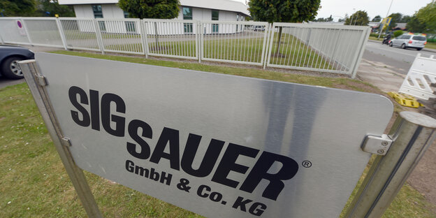 Ein Schild der Firma Sig Sauer in Eckernförde Ein Schild der Firma Sig Sauer in Eckernförde