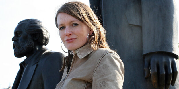 Eine Frau, Lucy Redler Eine Frau, Lucy Redler