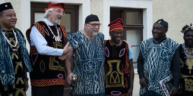 Der Afrikabeauftragte der Bundesregierung Günter Nooke steht neben Freunden in Kamerun Der Afrikabeauftragte der Bundesregierung Günter Nooke steht neben Freunden in Kamerun