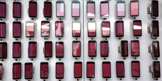 Ausgestellte Smartphones auf der Mobilfunkmesse 2018 Ausgestellte Smartphones auf der Mobilfunkmesse 2018