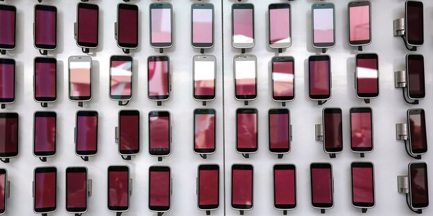 Ausgestellte Smartphones auf der Mobilfunkmesse 2018