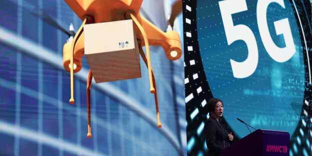 Eine Frau hält eine Rede beim Mobile World Congress in Barcelona Eine Frau hält eine Rede beim Mobile World Congress in Barcelona