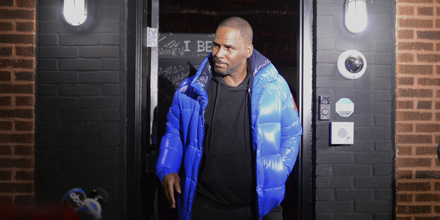 R. Kelly verlässt am Freitagabend sein Studio auf dem Weg, sich er Polizei zu stellen R. Kelly verlässt am Freitagabend sein Studio auf dem Weg, sich er Polizei zu stellen