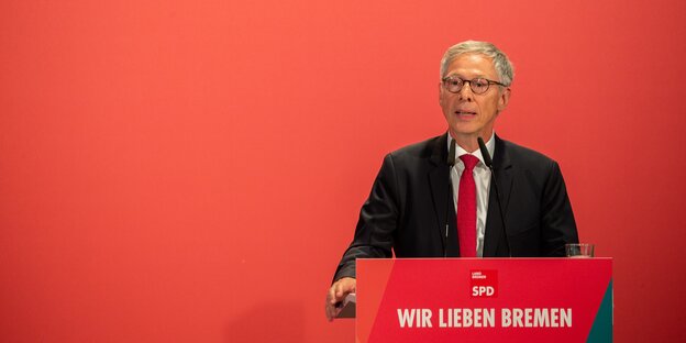 Bremens Bürgermeister Carsten Sieling spricht bei einem Landesparteitag der SPD. Bremens Bürgermeister Carsten Sieling spricht bei einem Landesparteitag der SPD.