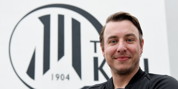 Filip Jicha steht vor dem Logo des THW Kiel. Filip Jicha steht vor dem Logo des THW Kiel.