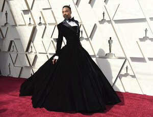 Billy Porter trägt ein schwarzes Kleid Billy Porter trägt ein schwarzes Kleid