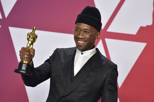 Mahershala Ali hält einen Oscar in der Hand Mahershala Ali hält einen Oscar in der Hand