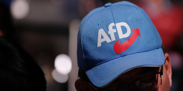 Eine hellblaue Mütze mit dem Logo der AfD Eine hellblaue Mütze mit dem Logo der AfD