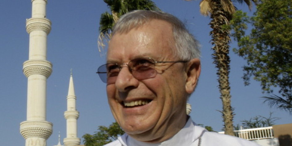 Bischof <b>Paul Hinder</b> vor einer Moschee in Abu Dhabi. Bild: ap - 0108
