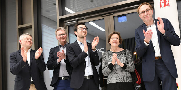 Finanzbürgermeister Stefan Breiter, Sozialbürgermeister Ulrich von Kirchbach, Oberbürgermeister Martin Horn, Umweltbürgermeisterin Gerda Stuchlik und Baubürgermeister Martin Haag applaudieren nach der Entscheidung im Bürgerentscheid zum neuem Freiburger S Finanzbürgermeister Stefan Breiter, Sozialbürgermeister Ulrich von Kirchbach, Oberbürgermeister Martin Horn, Umweltbürgermeisterin Gerda Stuchlik und Baubürgermeister Martin Haag applaudieren nach der Entscheidung im Bürgerentscheid zum neuem Freiburger S