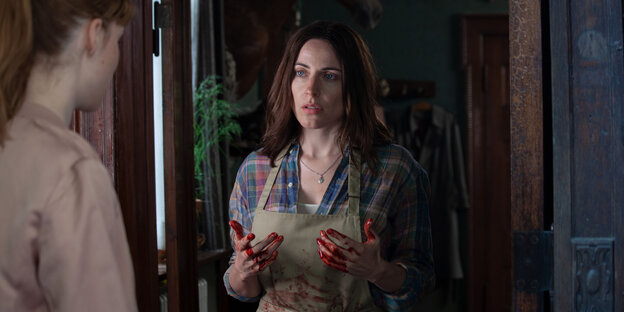 Emma (Antje Traue, r.) steht mir blutigen Händen vor Betti (Victoria Schulz) Emma (Antje Traue, r.) steht mir blutigen Händen vor Betti (Victoria Schulz)