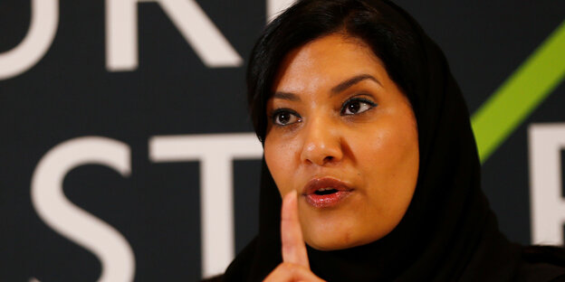 Rima Bint Bandar bin Sultan bin Abdulasis spricht mit erhobenem Zeigefinger Rima Bint Bandar bin Sultan bin Abdulasis spricht mit erhobenem Zeigefinger
